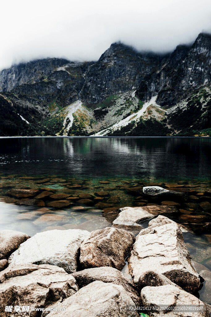山间湖畔的宁静自然景致