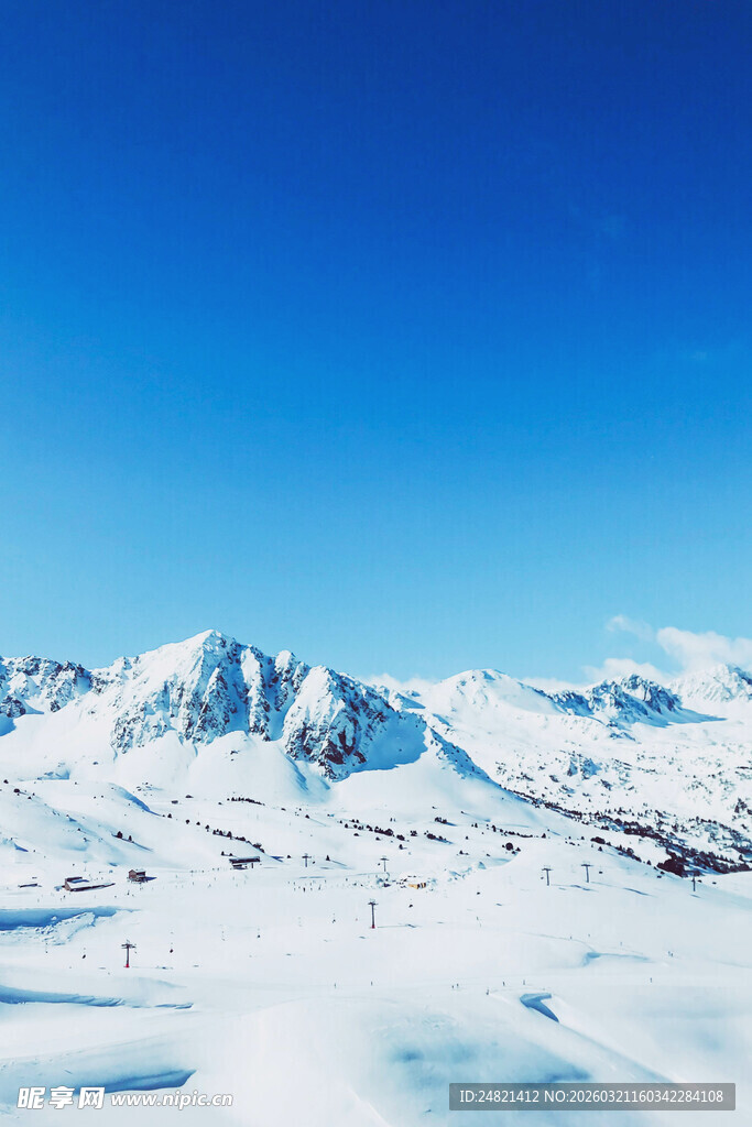 雪山蓝天壮丽冬日景致