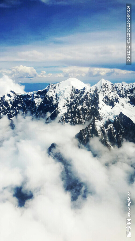 云海之上的壮丽雪山景观