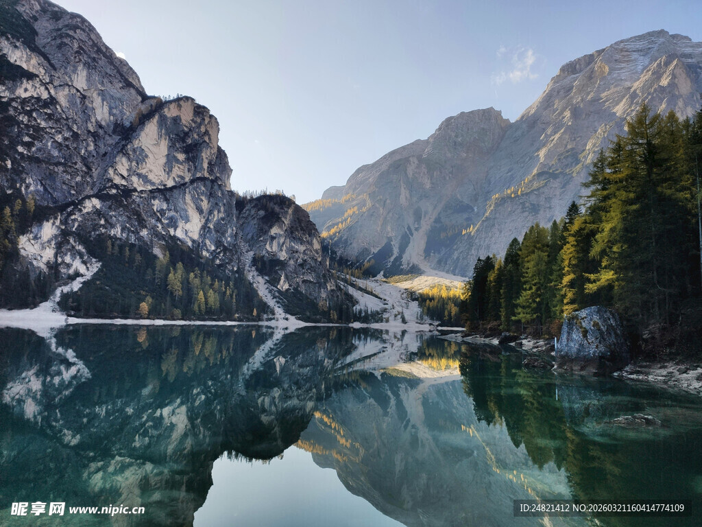 山间静美湖泊风景如画