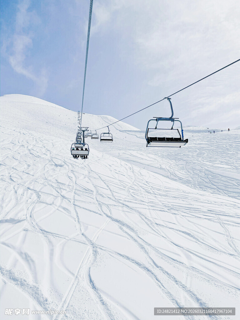 雪山缆车滑雪场景