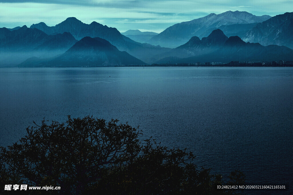 静谧湖山夜景图