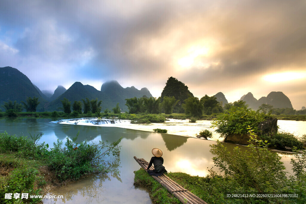 漓江畔的静谧山水风光