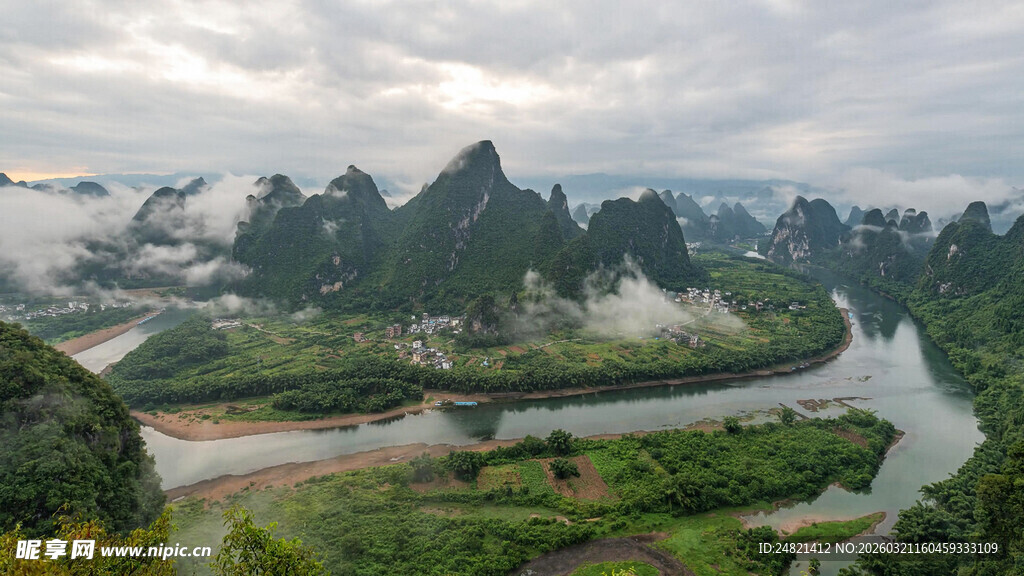 山水相依的秀丽自然景观