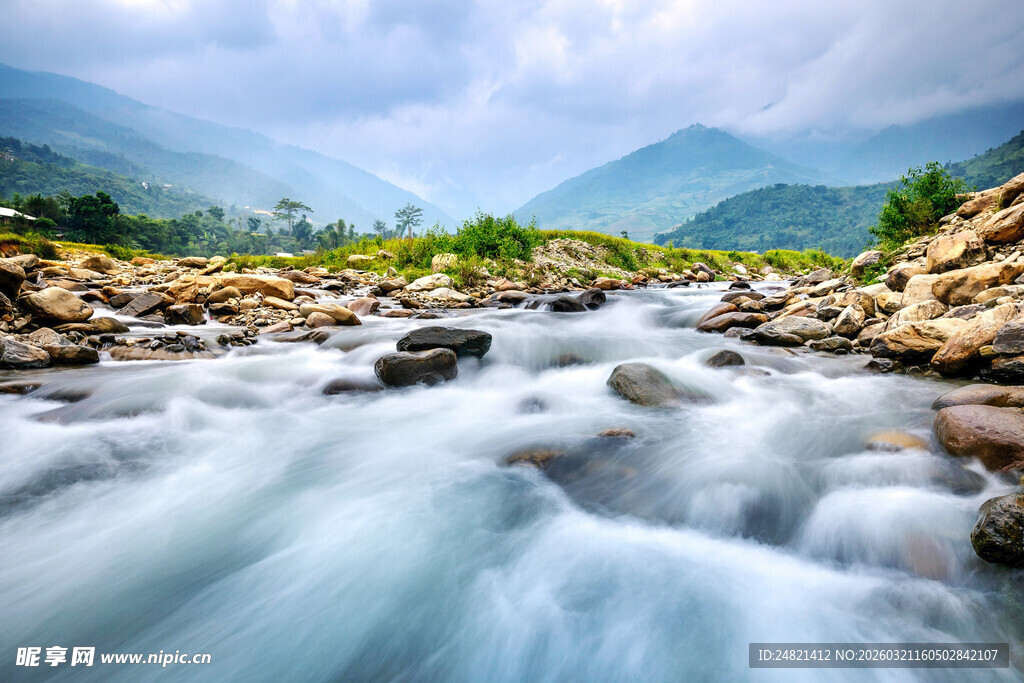 山间湍急溪流