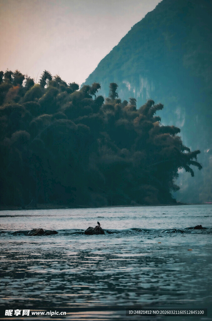 海上冲浪者与岸边山林