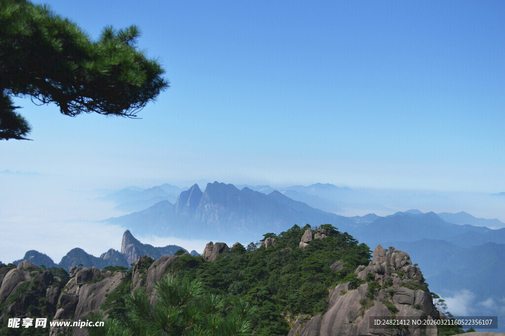 高山之巅的壮美云海景观