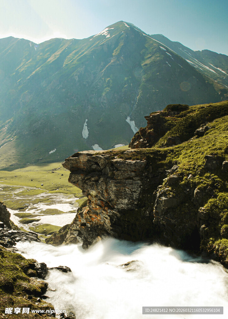 山间瀑布下的壮丽自然景观