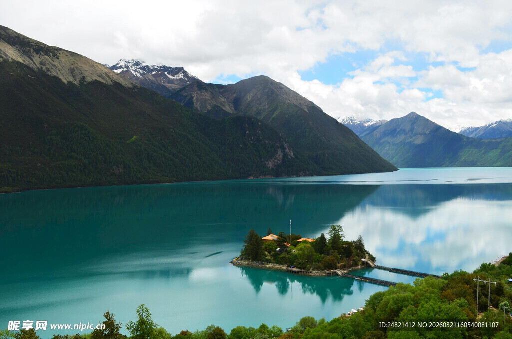 美丽湖中小岛与青山美景