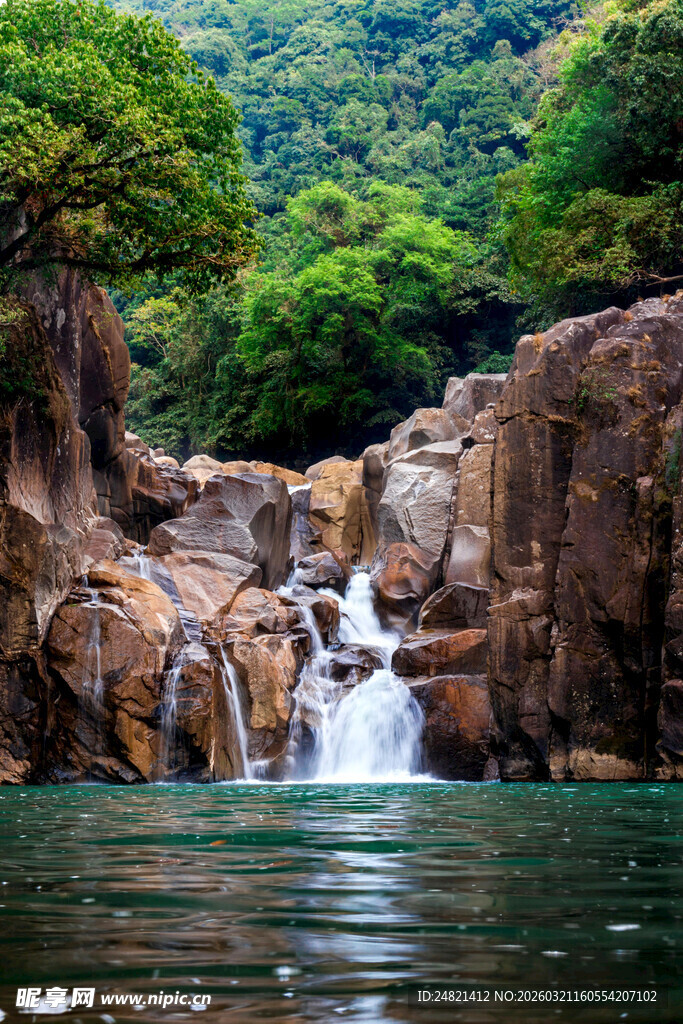 山间溪流瀑布自然美景