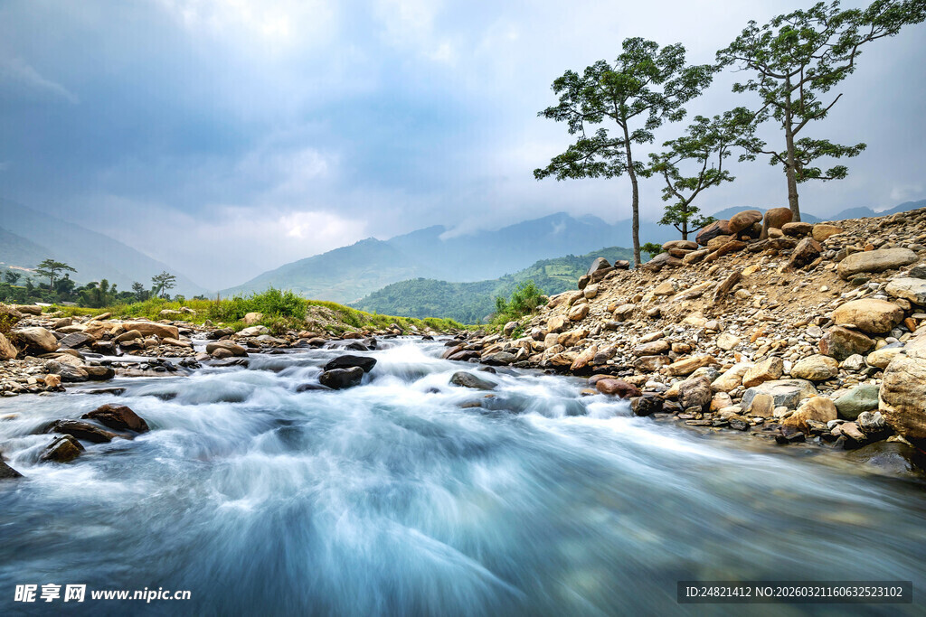 山间溪流潺潺