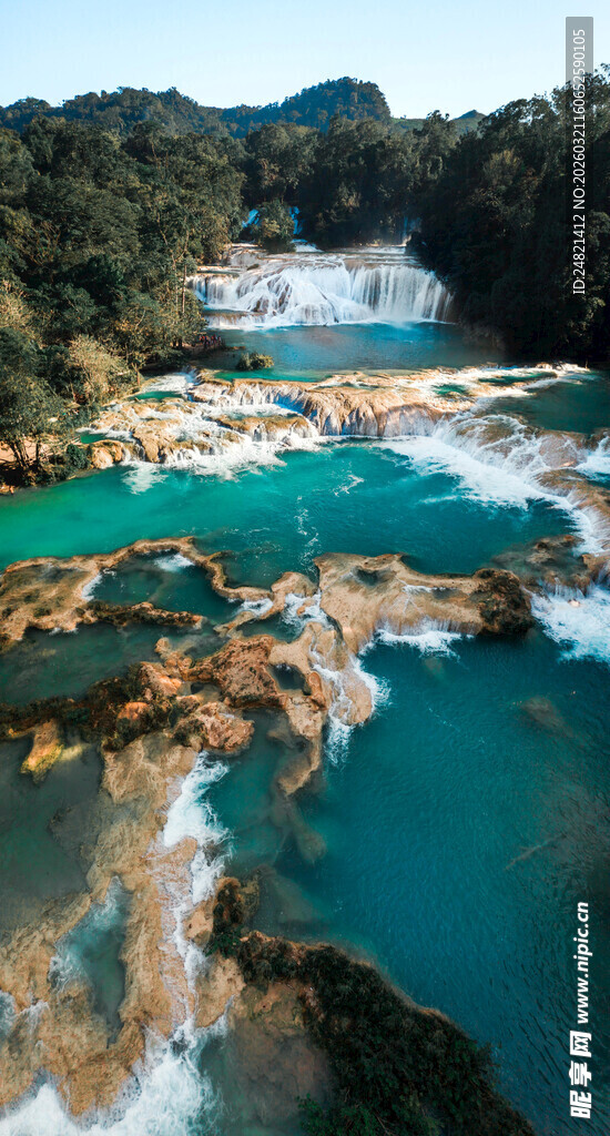 美丽的蓝绿色河流景观