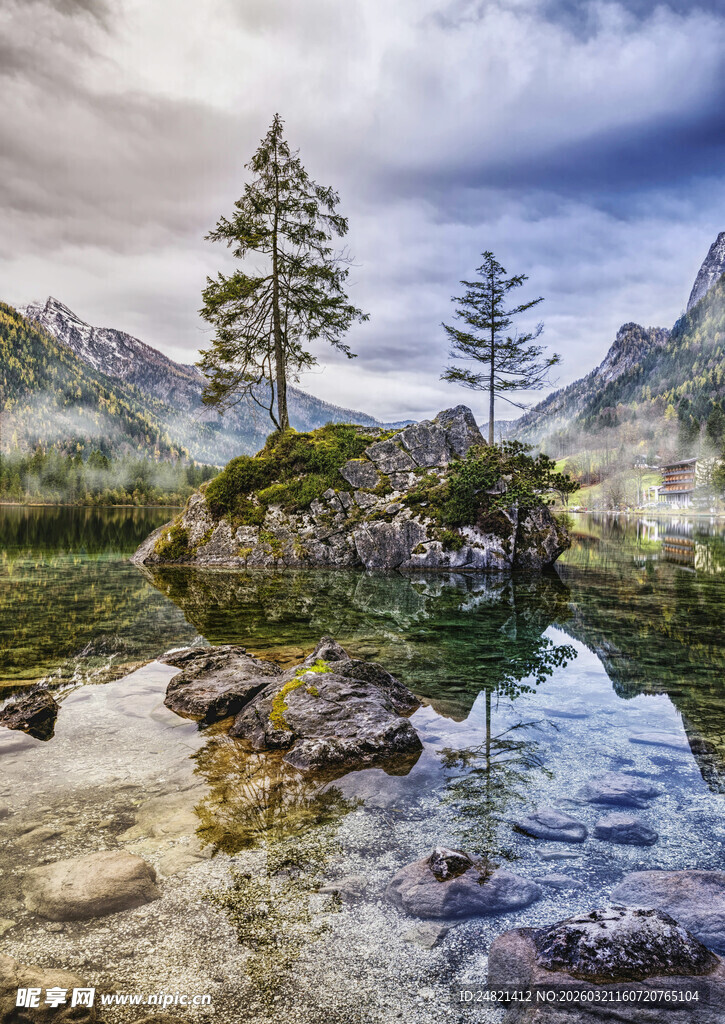 山间湖畔美景