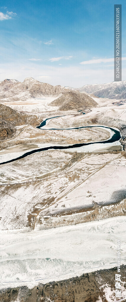 雪山间蜿蜒的河流景观