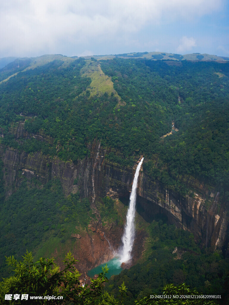 壮丽高山瀑布景观