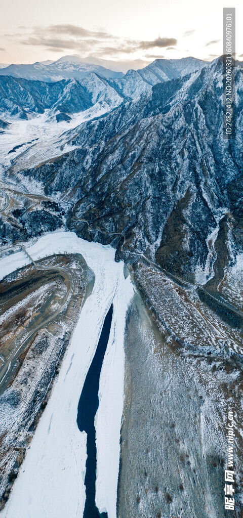 雪山间的蜿蜒公路美景