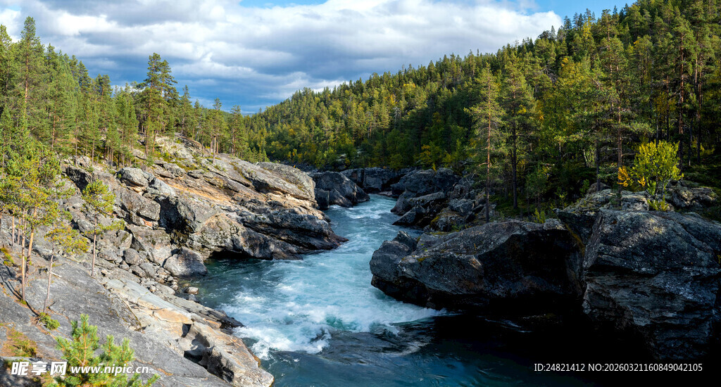 山间奔流的清澈湍急河流
