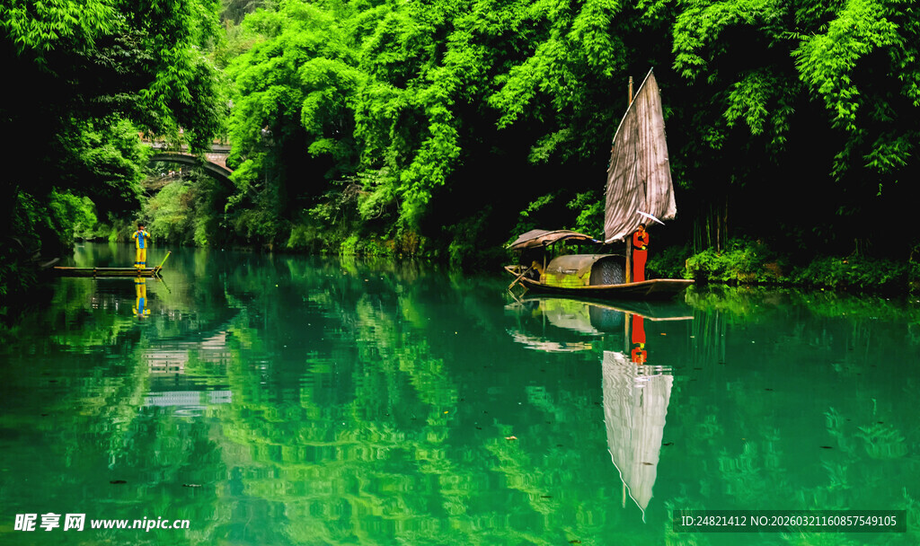 青山绿水间的孤舟美景