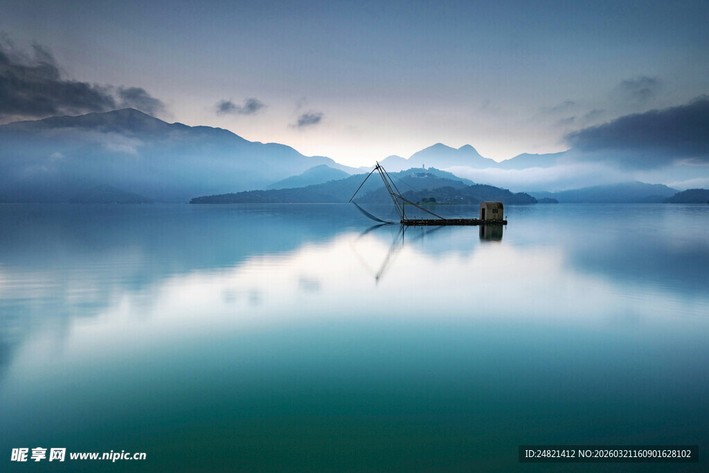 静谧湖面孤舟的梦幻景致