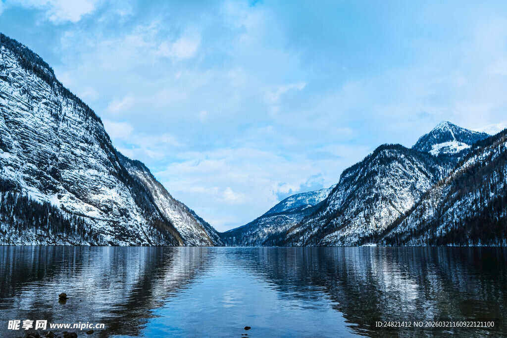 宁静雪山下的澄澈湖水