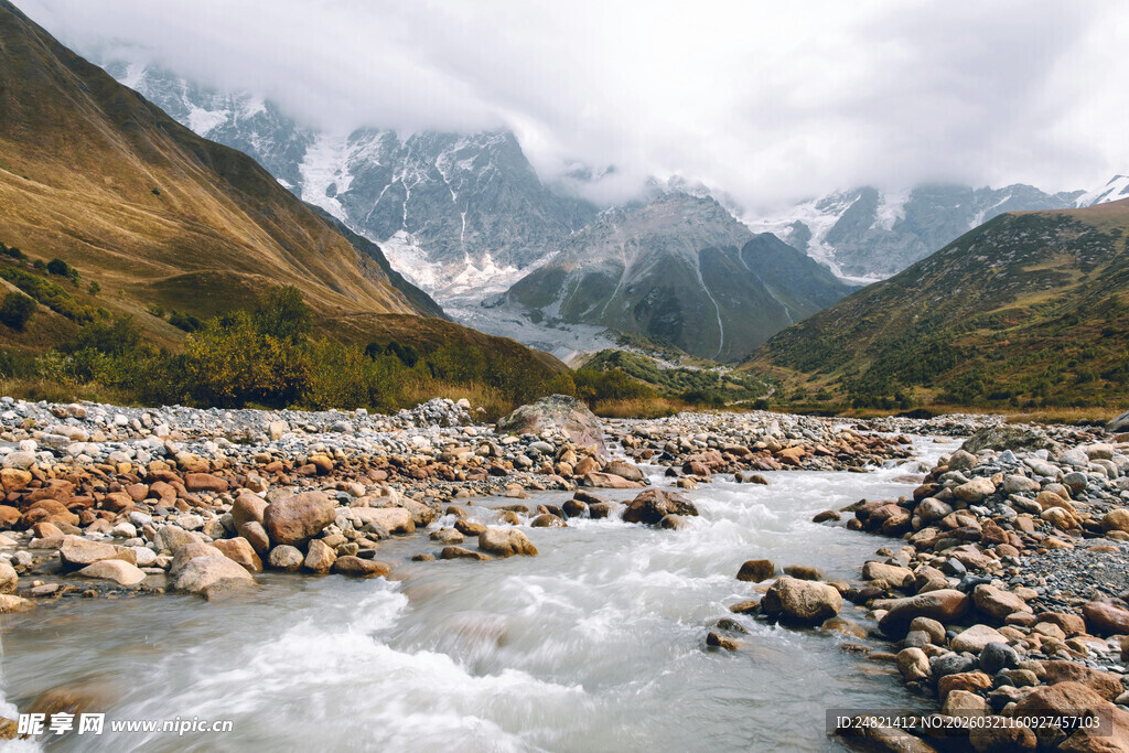 山间湍急溪流与嶙峋怪石