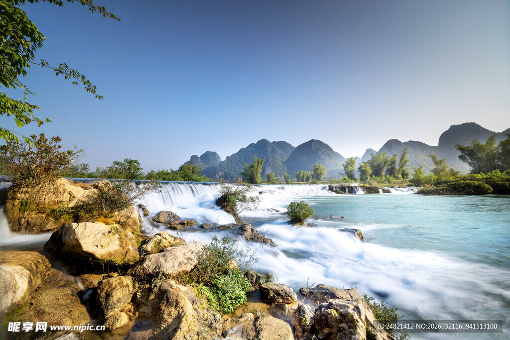 山水间湍急溪流景观