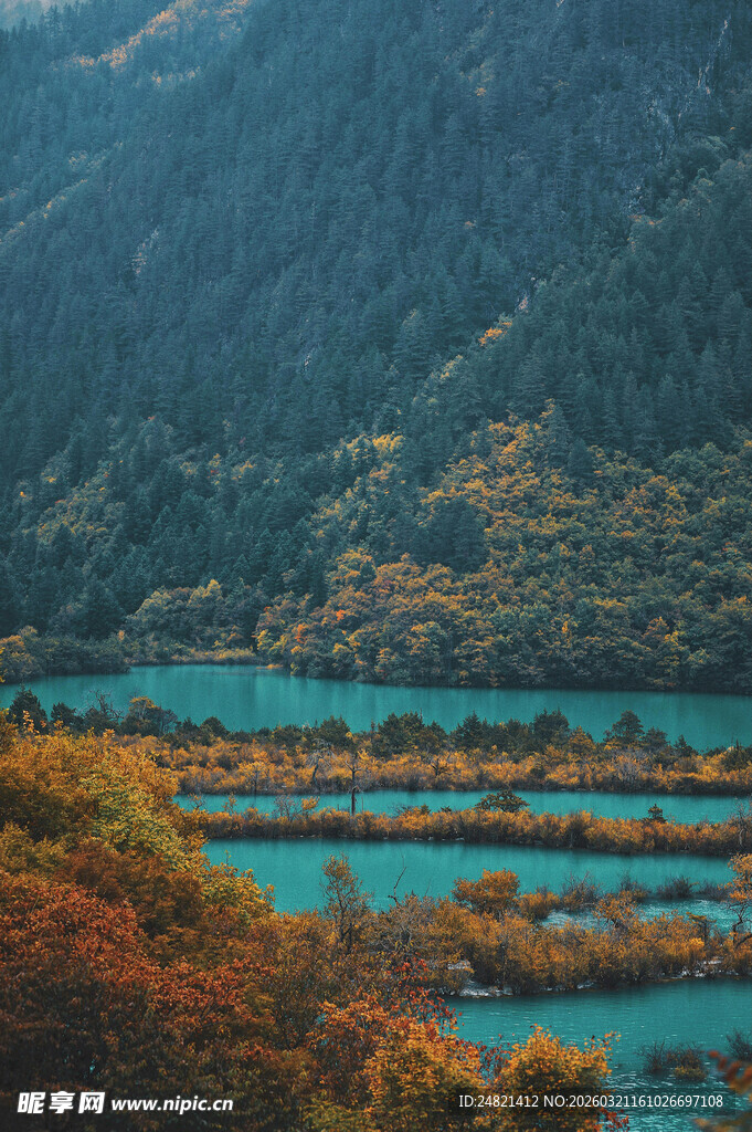 秋日山间蓝湖迷人景致