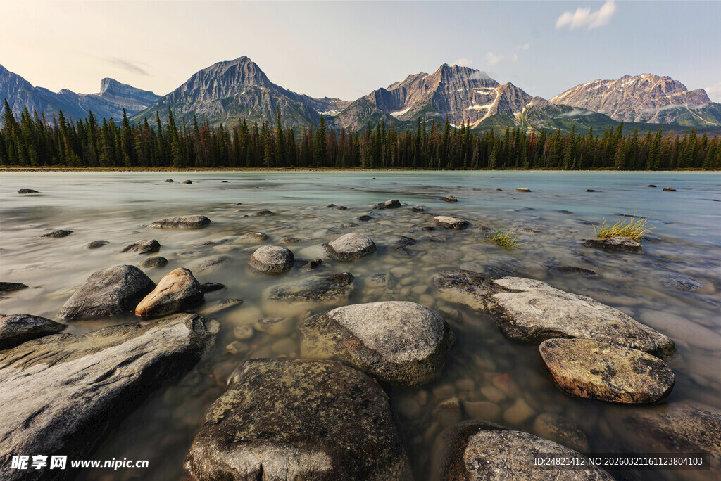 湖畔嶙峋怪石与远山美景