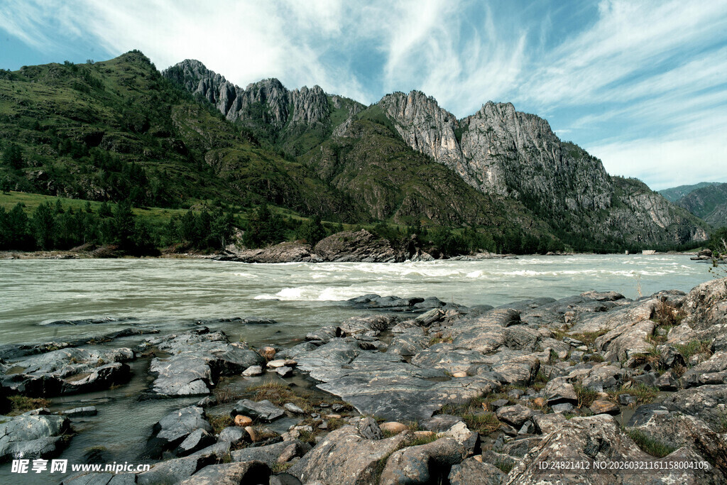 壮丽山河中的湍急河流