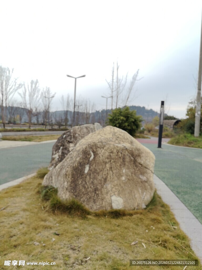 草坪上的独块大石头