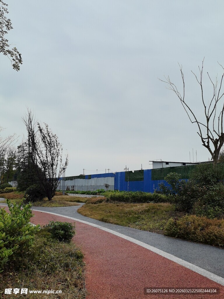 城郊蜿蜒的多彩步道景观