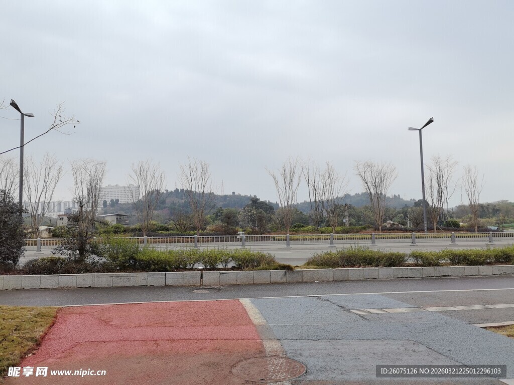 空旷停车场及周边景致