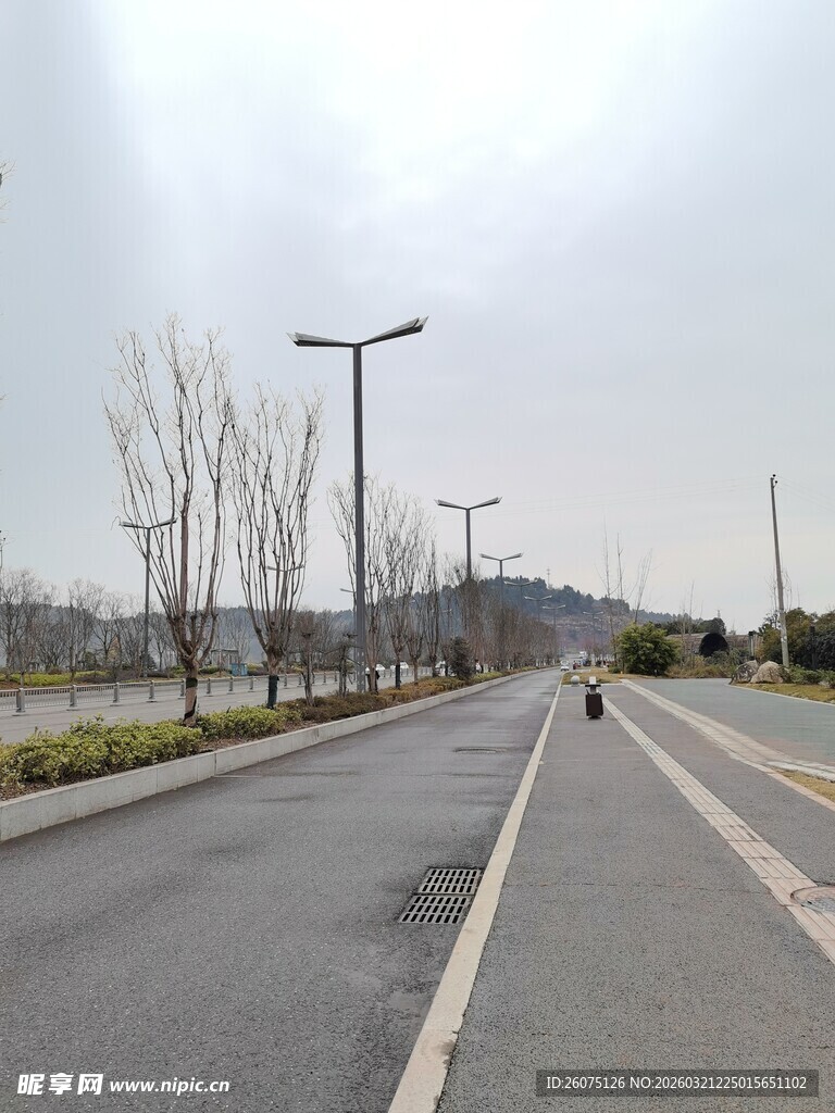 空旷道路上的骑行者