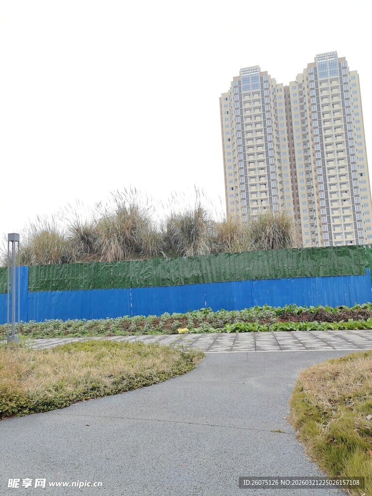 城市道路旁的高楼与围挡