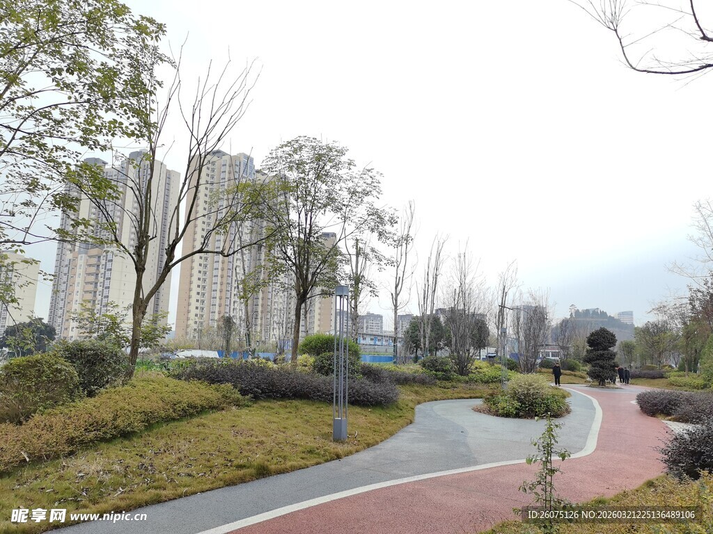 城市中美丽的休闲步道景观