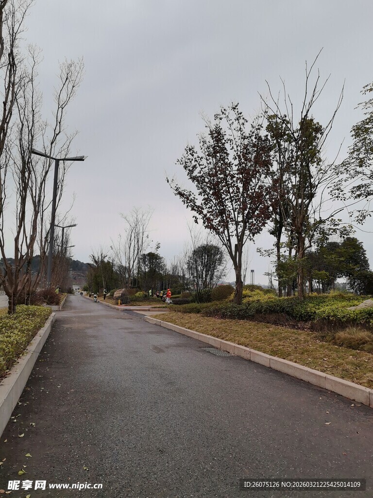 郊外空旷的柏油小路