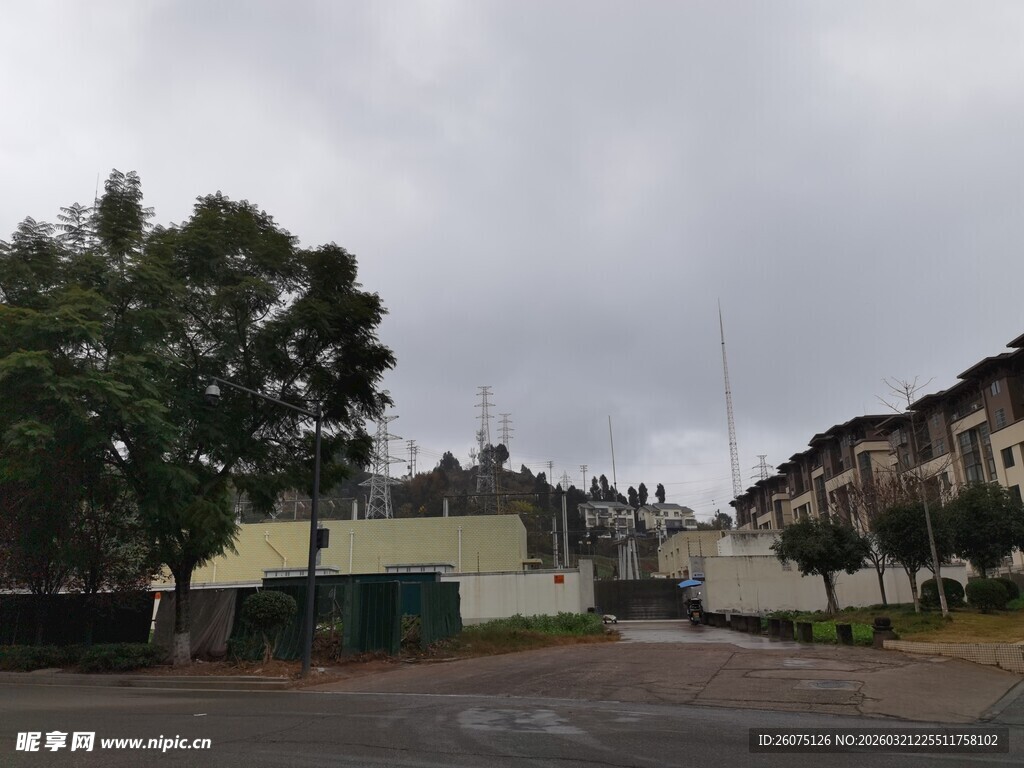 小镇街景阴天下的宁静角落