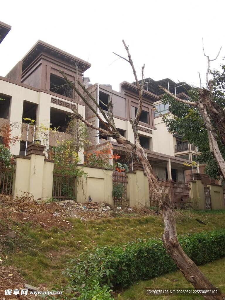 山间错落有致的别墅建筑