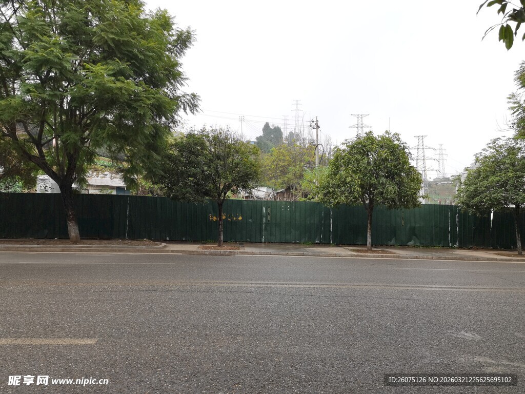 空旷户外运动场周边绿树环绕