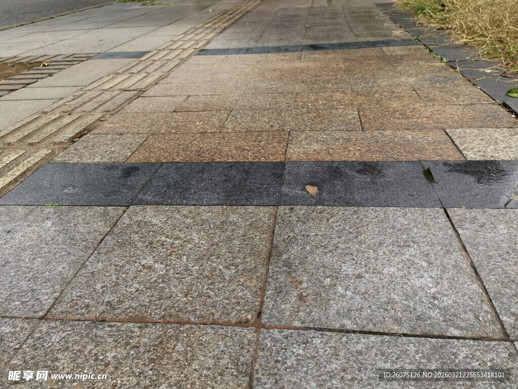 雨后湿漉漉的石板路