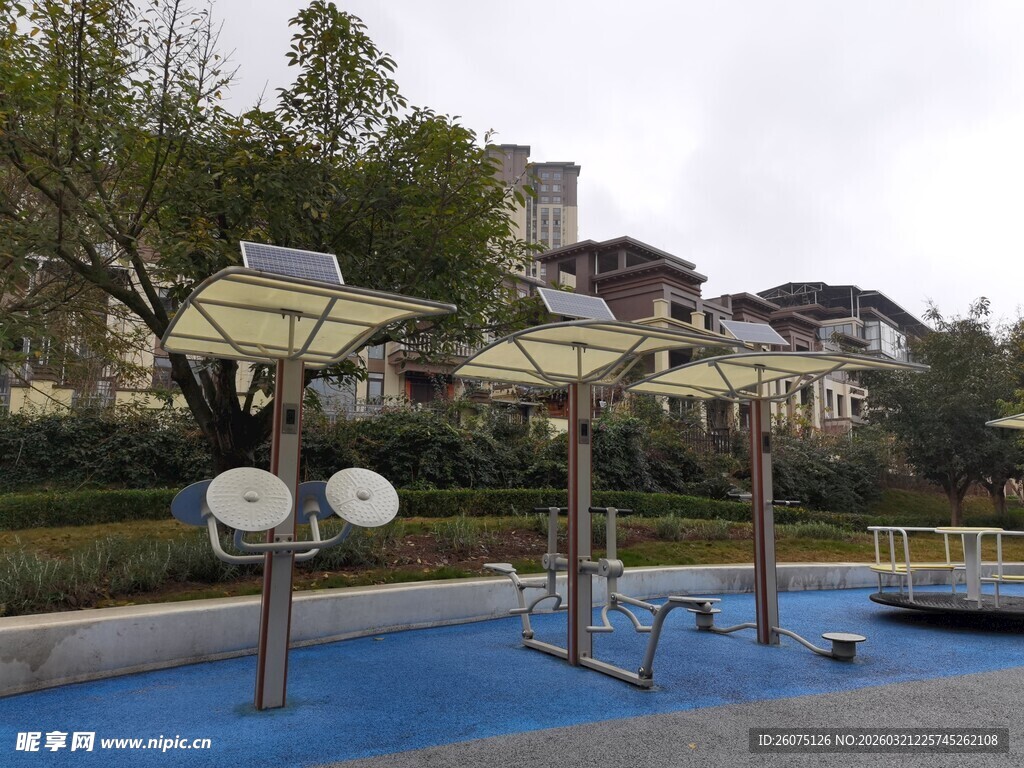 户外蓝色场地健身器材设施