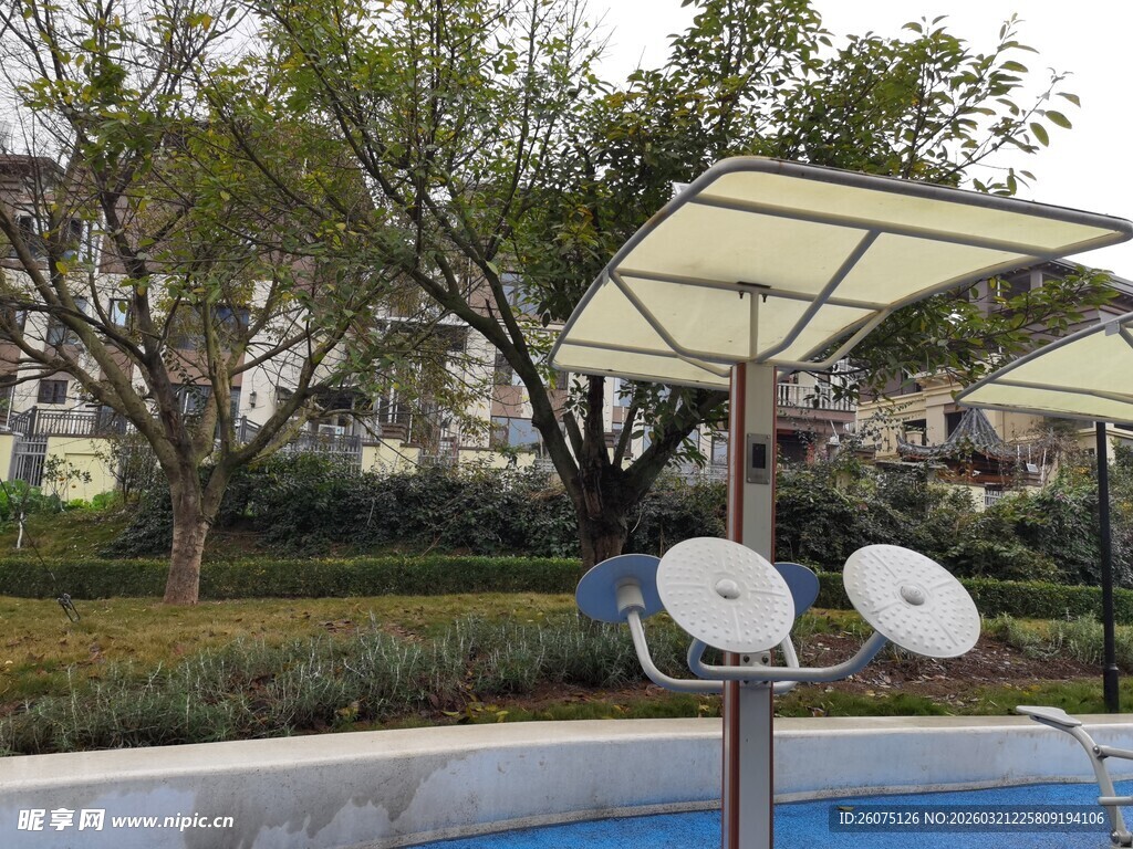 户外泳池边的现代遮阳设施