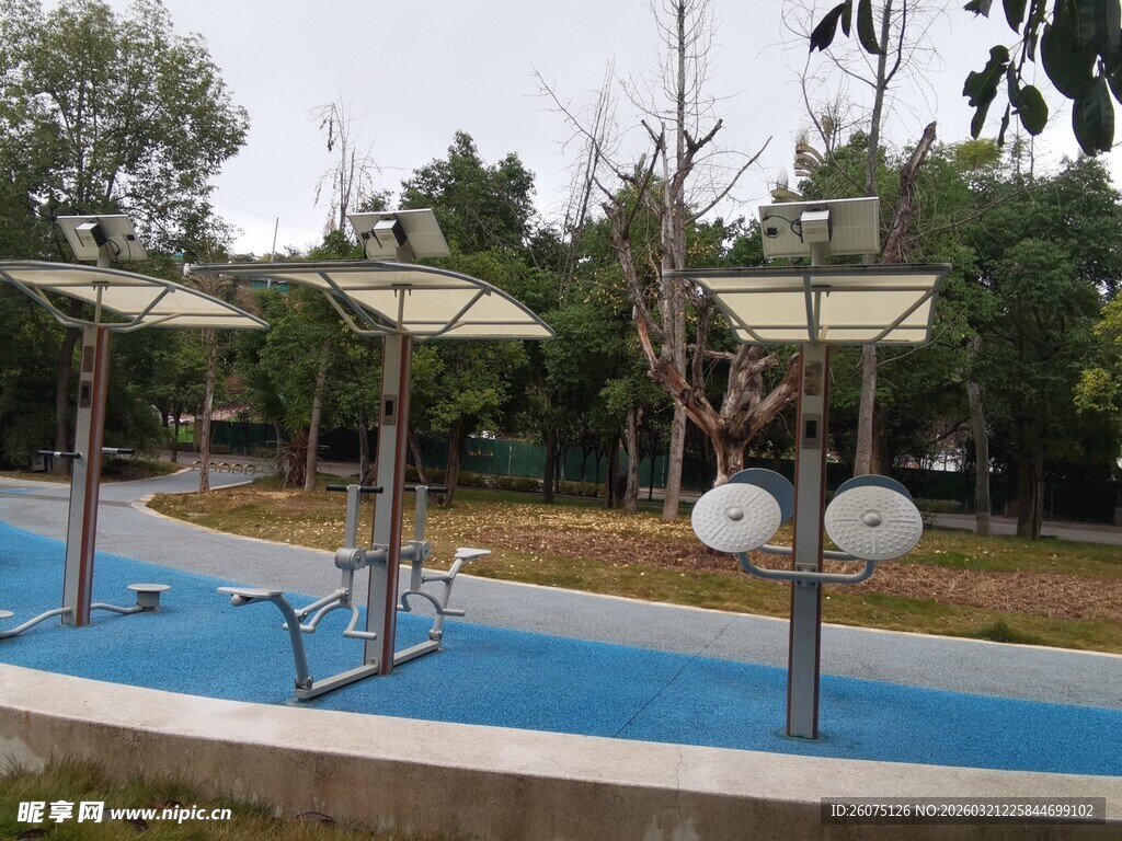 户外社区健身设施场景