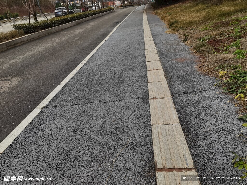 城市道路旁的灰色人行道