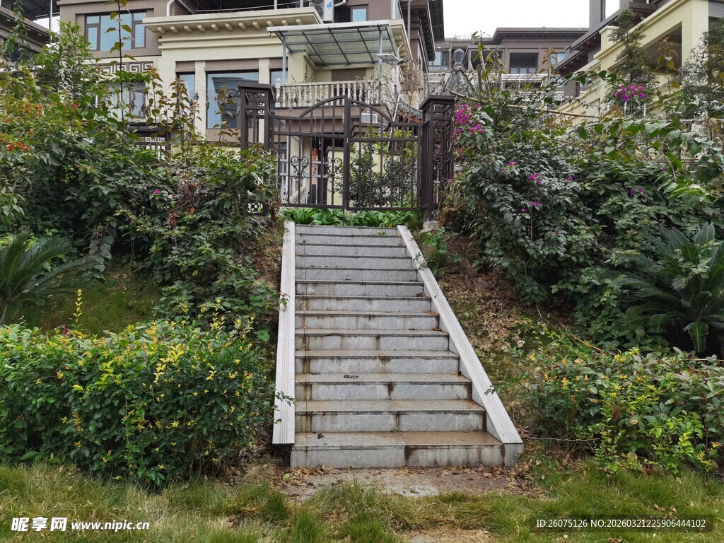 通往住宅的石阶场景