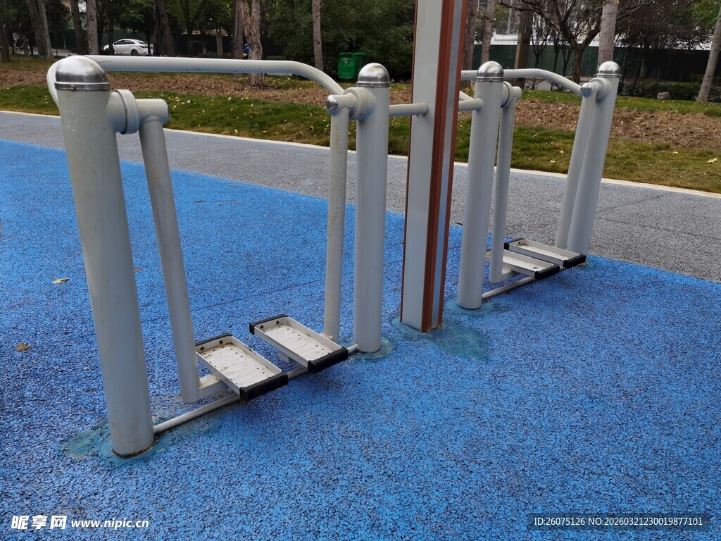户外蓝色地面健身器材