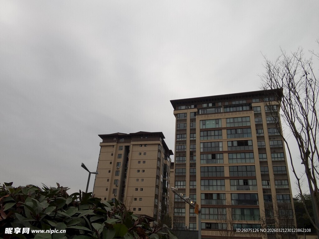 阴天中的多层居民住宅楼