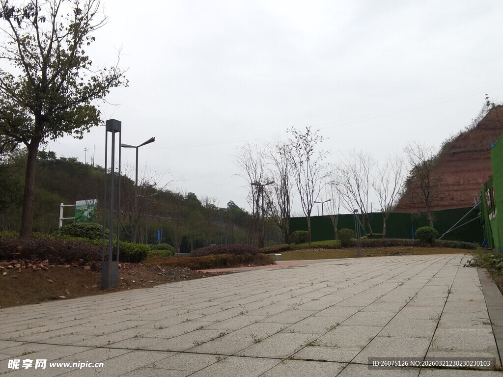 户外空旷的砖石铺就道路