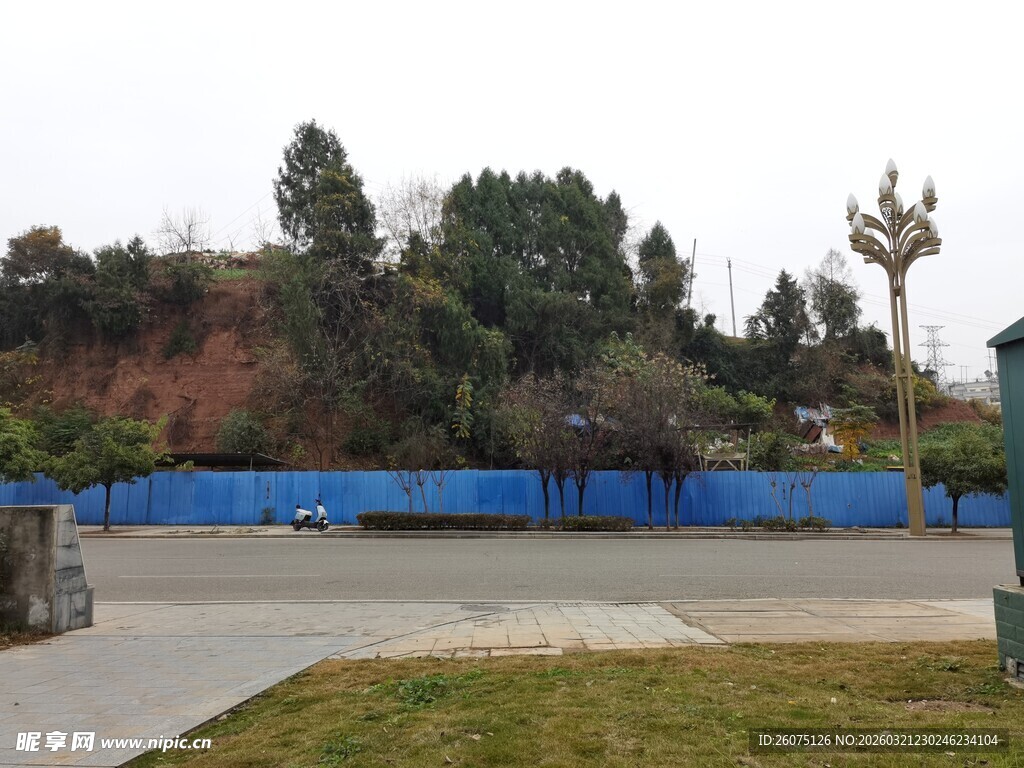 户外蓝色围挡旁的景致