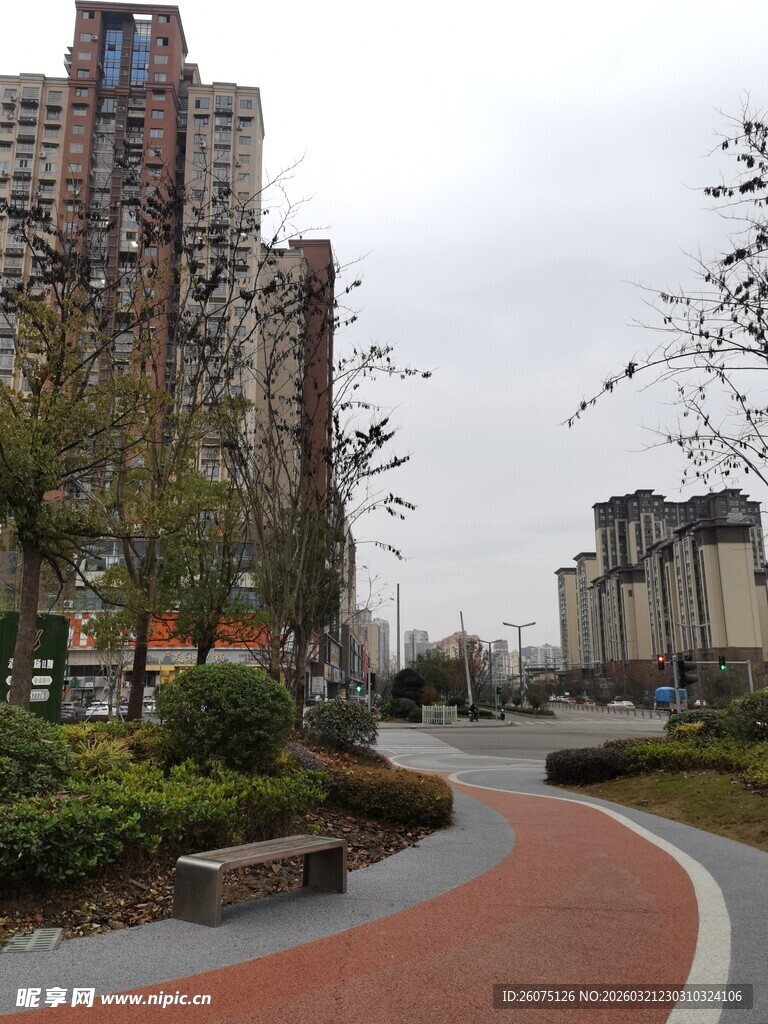 城市中的蜿蜒步道与建筑